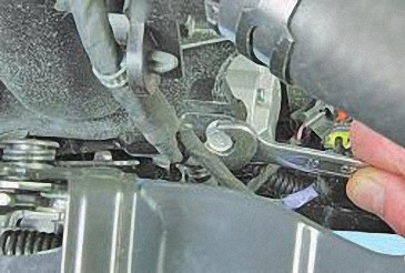 Отсоедините от впускной трубы кронштейн держателя жгута проводов на автомобиле Hyundai Solaris