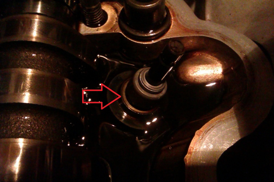 Спрессуйте маслосъемный колпачок с направляющей втулки клапана на автомобиле Hyundai Solaris