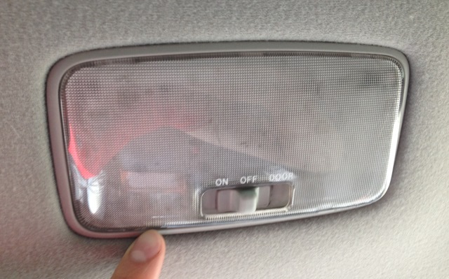 Плафон подсветки в автомобиле Toyota Camry 