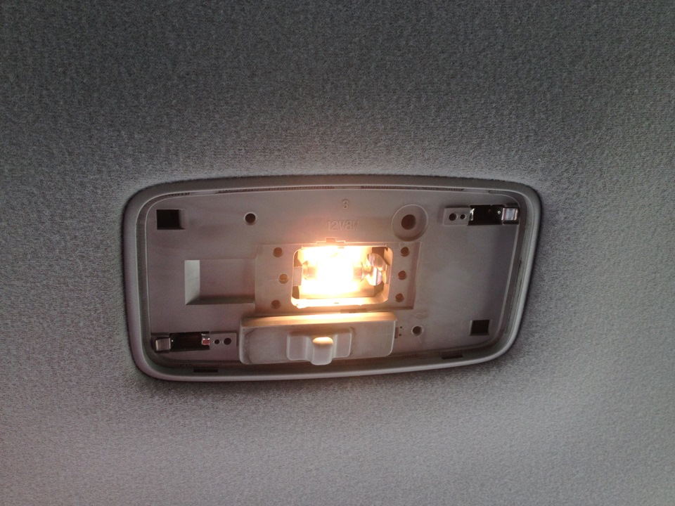 Плафон со снятым рассеивателем в автомобиле Toyota Camry 