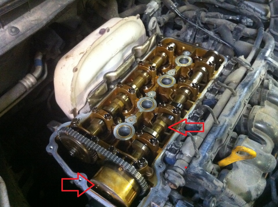 Снимите шестерню с муфтой системы изменения фаз газораспределения с распределительного вала впускных клапанов на автомобиле Hyundai Solaris