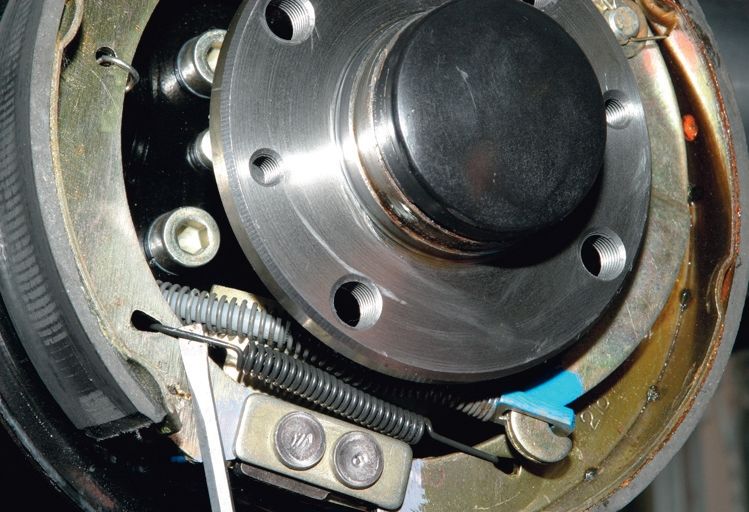 Отжимание нижней стяжной пружины заднего тормозного механизма Лада Гранта (ВАЗ 2190)