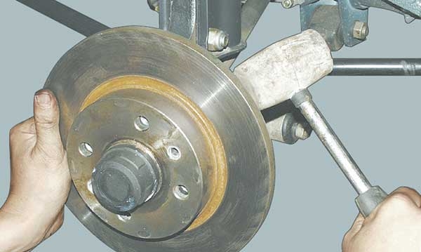 Снятие тормозного диска Лада Гранта (ВАЗ 2190) при помощи молотка