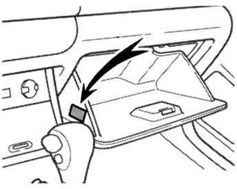 Местоположение бирки с информацией об установленном фильтре кондиционирования воздуха Toyota Camry