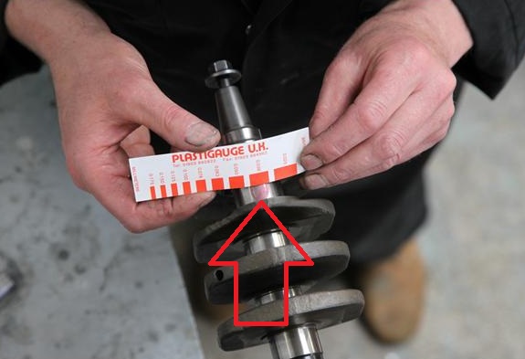 Измерьте ширину отпечатка расплющенной калибровочной проволоки на автомобиле Hyundai Solaris