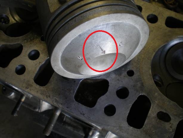 При установке поршней в цилиндры стрелки на поршнях должны быть направлены в сторону передней части двигателя на автомобиле Hyundai Solaris