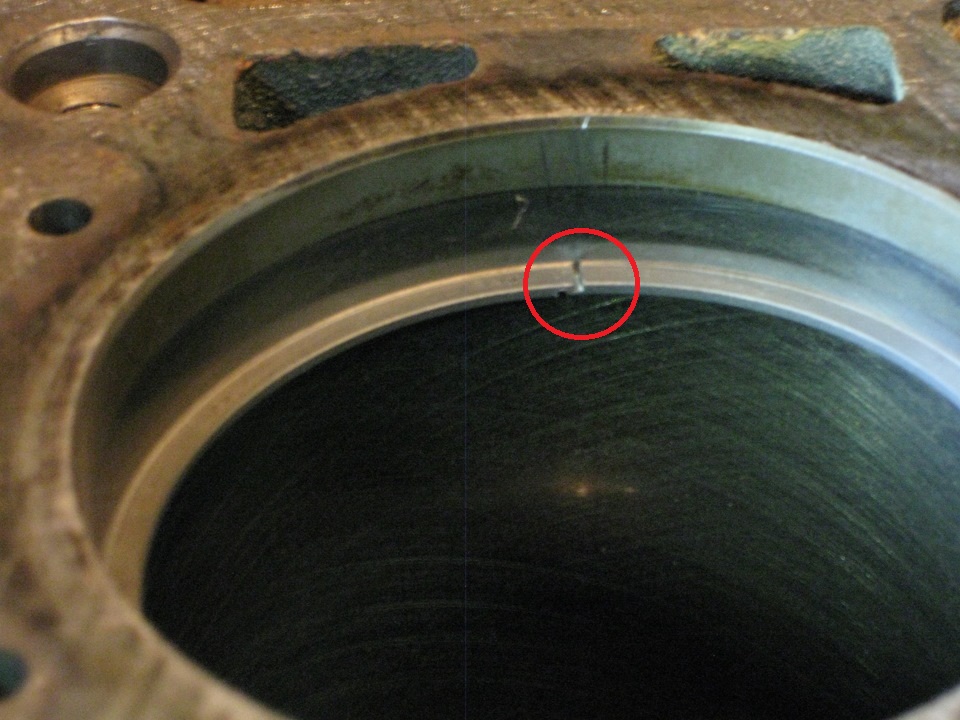 Измерьте зазоры в замках колец, вставив кольцо в специальную оправку на автомобиле Hyundai Solaris