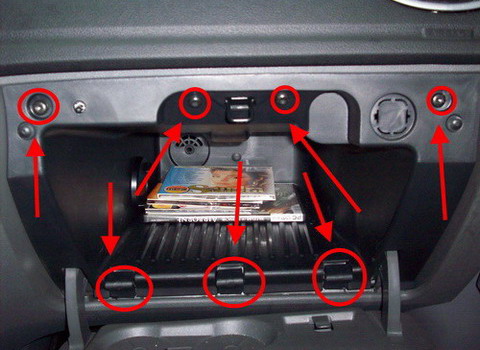 Расположение нижних и верхних саморезов крепления вещевого ящика Ford Focus 2