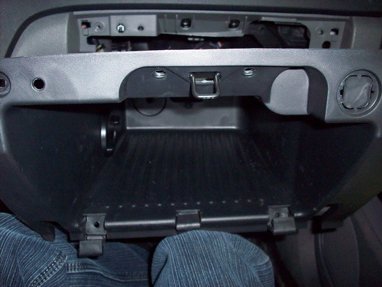 Снятие вещевого ящика из панели приборов Ford Focus 2