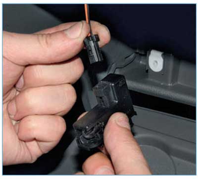 Отсоединение колодки проводов от разъема выключателя на Ford Focus 2