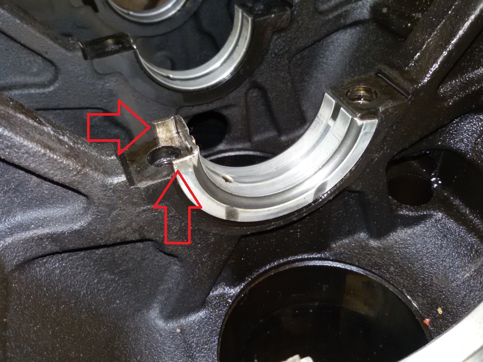 Проверьте параллельность упорных буртиков средней коренной шейки коленчатого вала на автомобиле Hyundai Solaris