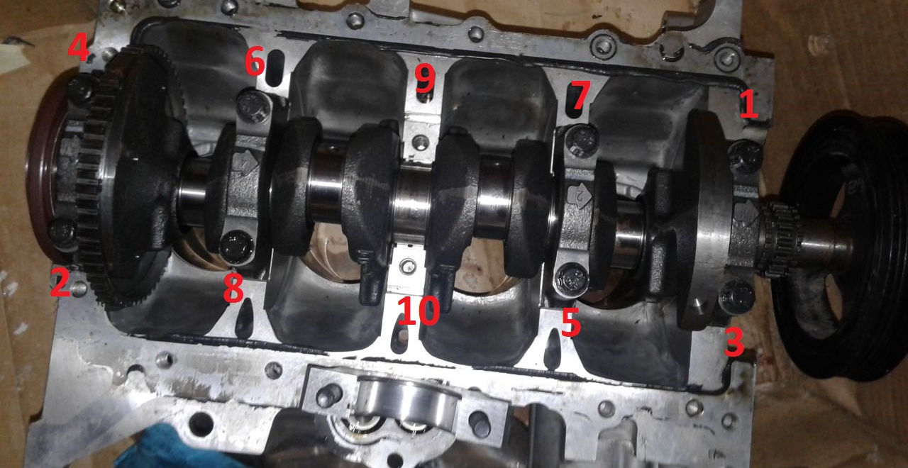 Выверните болты крепления крышек коренных подшипников коленчатого вала на автомобиле Hyundai Solaris