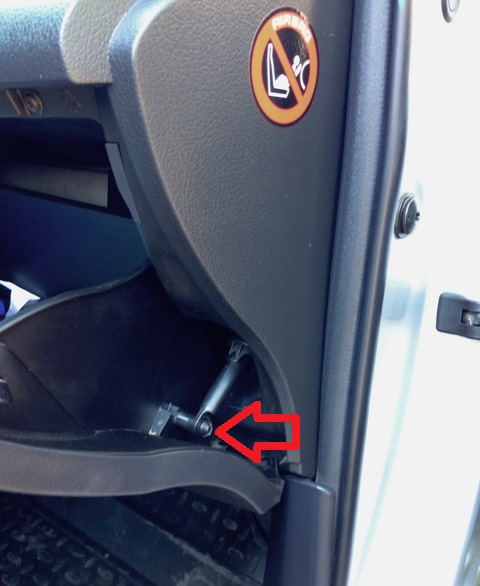 Откручивание винта крепления ящика для перчаток Toyota Camry 
