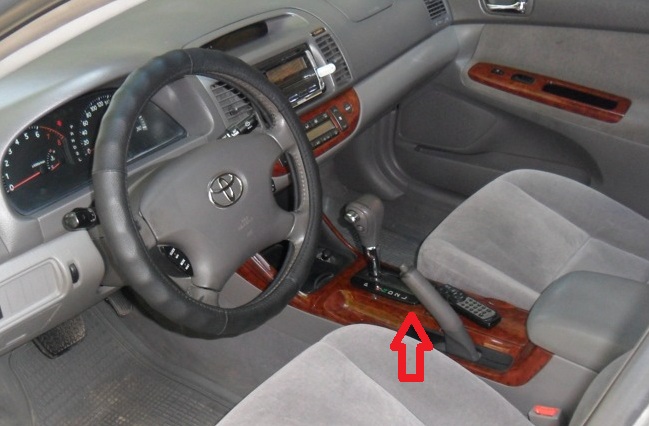 Рычаг и педаль стояночной тормозной системы Toyota Camry