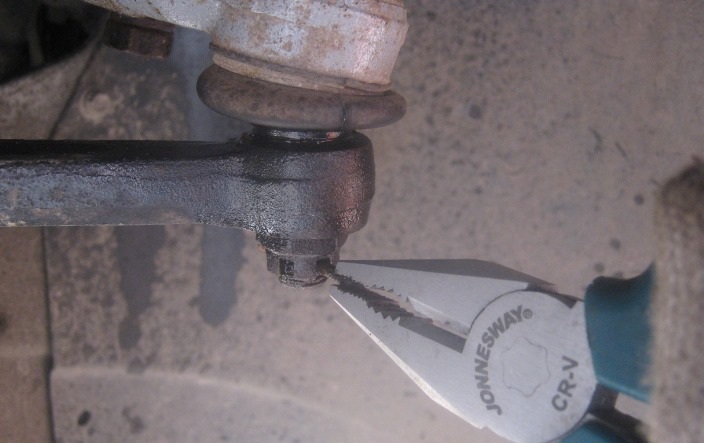 Снятие шплинта гайки наконечника рулевой тяги Лада Гранта (ВАЗ 2190)