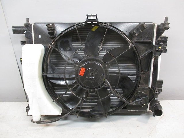 Снятый радиатор в сборе с электровентилятором на автомобиле Hyundai Solaris