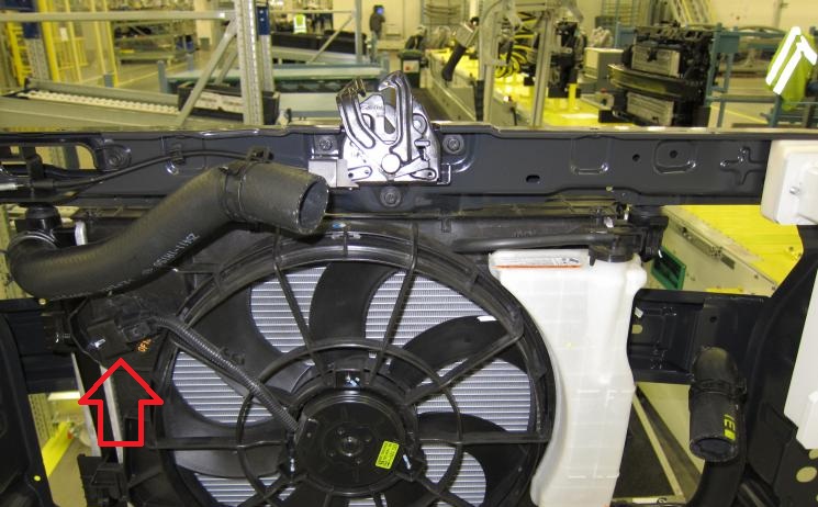 Отсоедините колодку от дополнительного сопротивления вентилятора на автомобиле Hyundai Solaris