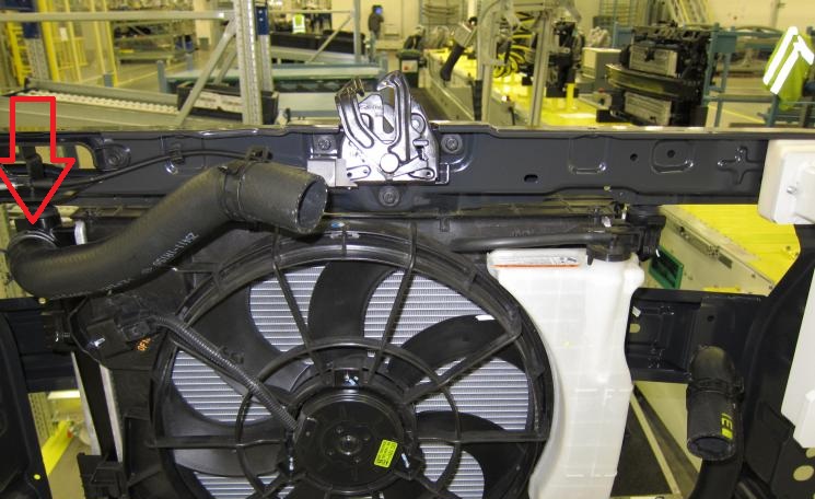 Отсоедините шланг от верхнего патрубка радиатора на автомобиле Hyundai Solaris