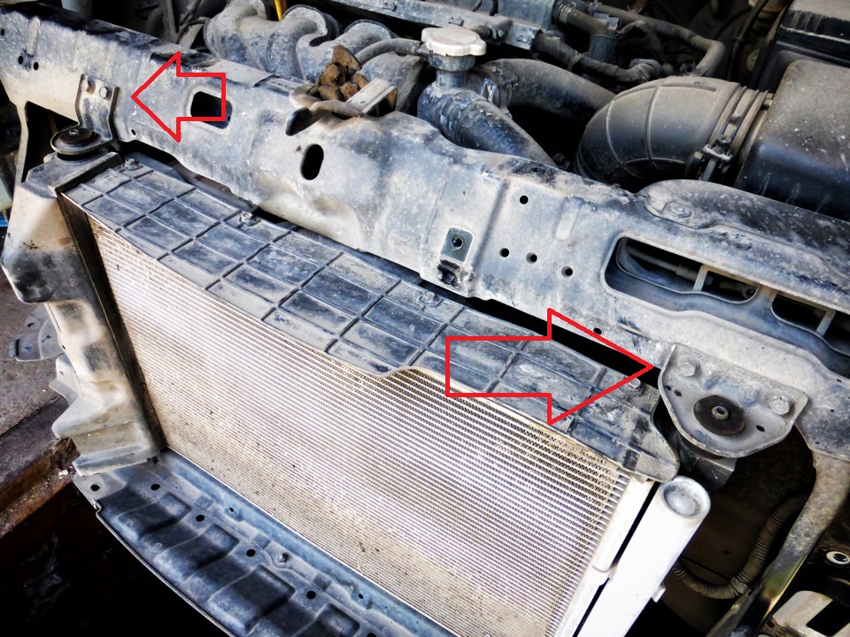 Выверните болты крепления кронштейнов радиатора на автомобиле Hyundai Solaris