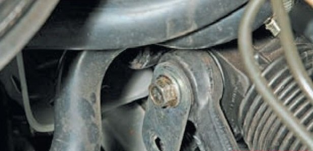 Отворачивание соединительной пластины внутренних наконечников рулевых тяг Лада Гранта (ВАЗ 2190)