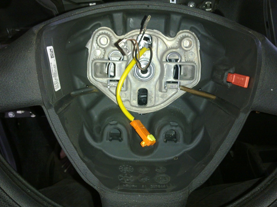 Рулевое колесо со снятой подушкой безопасности Лада Гранта (ВАЗ 2190)