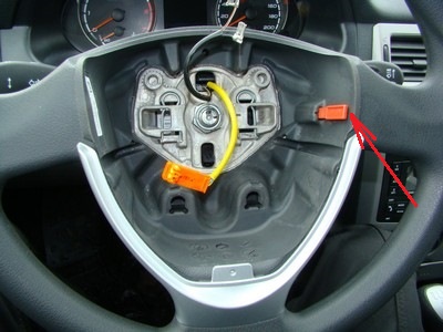 Блокирующая пластина в держателе на рулевом колесе Лада Гранта (ВАЗ 2190)