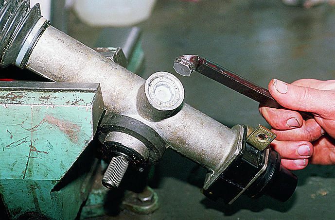 Откручивание гайки упора рейки рулевого механизма Лада Гранта (ВАЗ 2190)