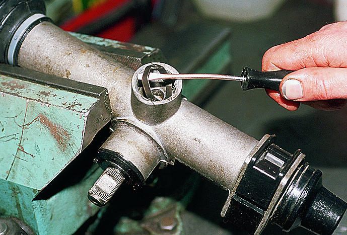 Снятие стопорного кольца из отверстия упора рейки рулевого механизма Лада Гранта (ВАЗ 2190)