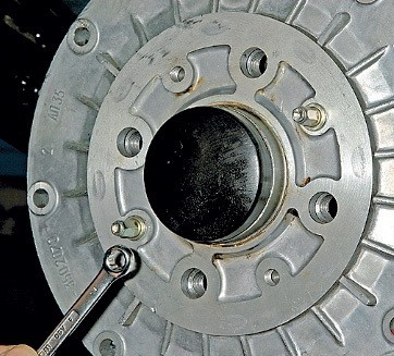 Откручивание направляющих штифта колеса для снятия тормозного барабана Лада Гранта (ВАЗ 2190)