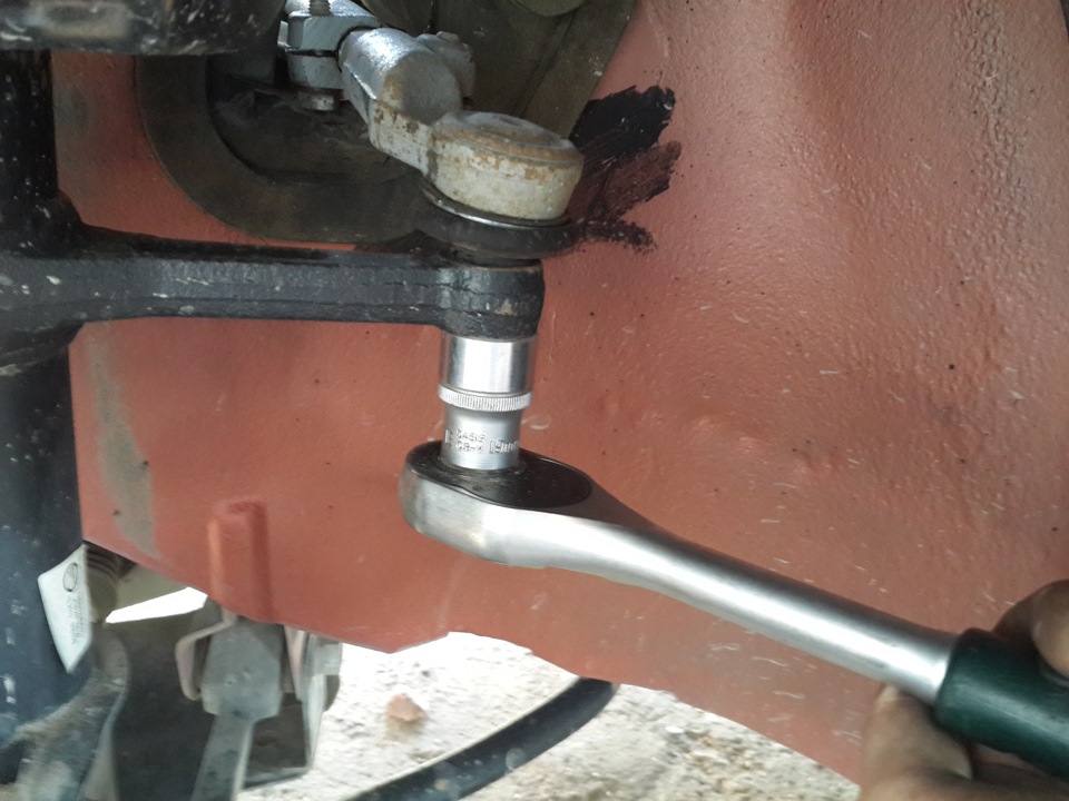 Откручивание гайки крепления шарового пальца наконечника рулевой тяги Лада Гранта (ВАЗ 2190)