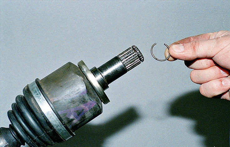 Снятие стопорного кольца хвостовика корпуса внутреннего шарнира привода колеса Лада Гранта (ВАЗ 2190)