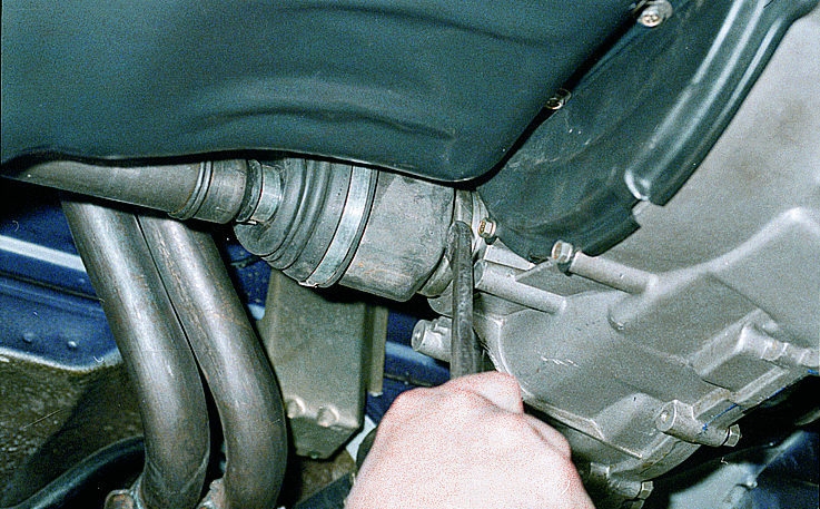 Отжимание внутреннего корпуса правого шарнира привода колеса Лада Гранта (ВАЗ 2190)