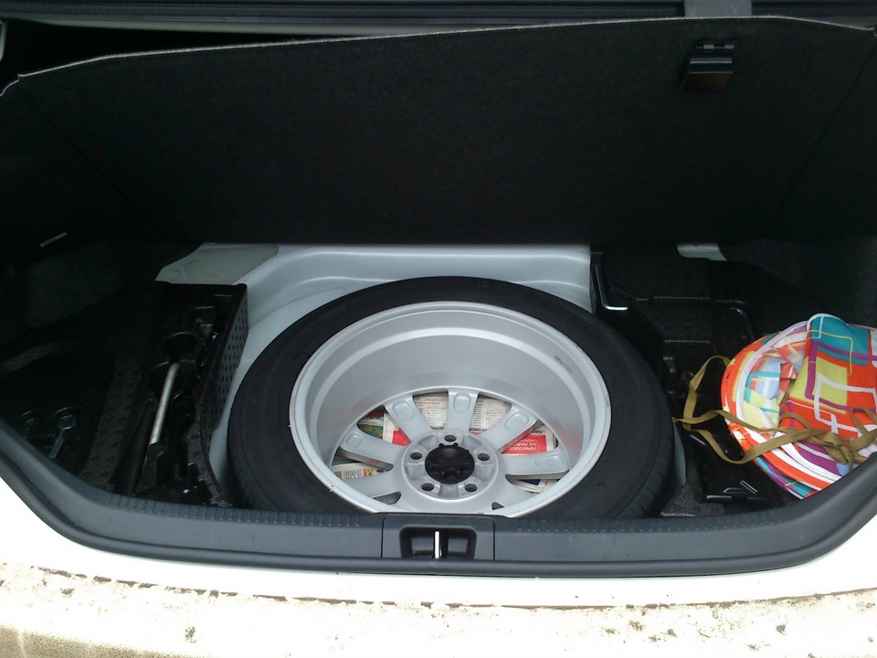 Запасное колесо в багажнике Camry