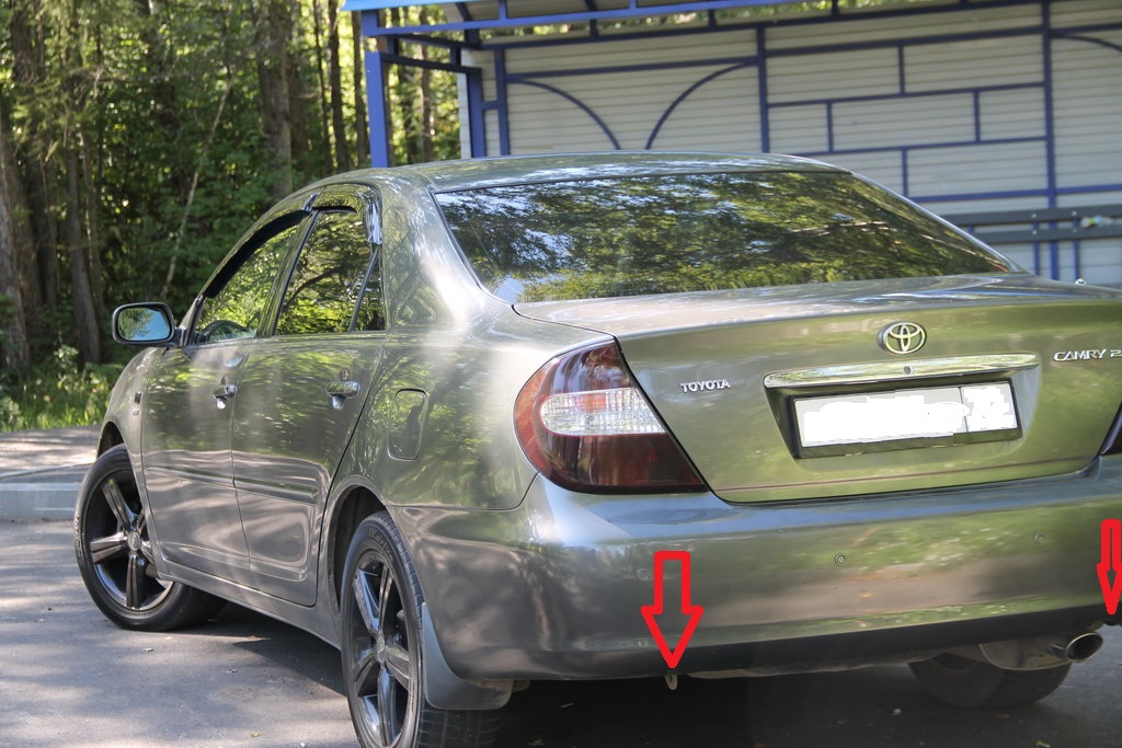 Расположение специальных проушин для буксировки автомобиля  Toyota Camry сзади 