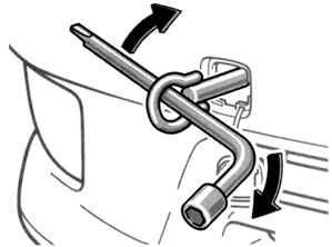 Затягивание передней проушины с помощью колесного ключа Toyota Camry 