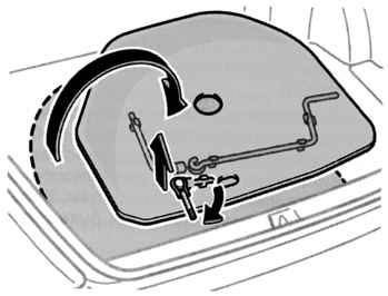 Снятие передней проушины для буксировки с крышки запасного колеса Toyota Camry 