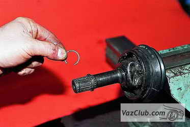 Снятие стопорного кольца наружного шарнира привода колес Лада Гранта (ВАЗ 2190)