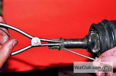 Разжимание щипцами упорного кольца наружного шарнира привода колес Лада Гранта (ВАЗ 2190)