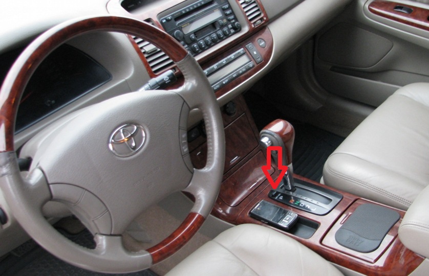 Кнопка отмены блокировки рычага селектора автоматической коробки передач Toyota Camry 