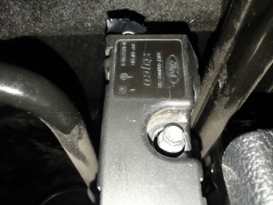 Болт крепления колодки жгута проводов, к которой подключается подогрев, преднатяжитель ремня безопасности и электропривод регулировки сиденья Ford Focus 2