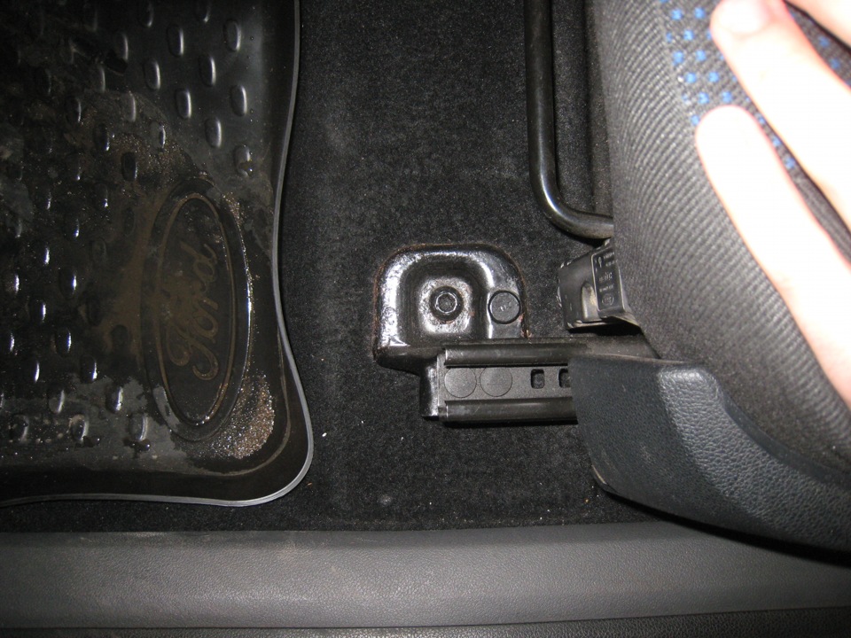 Передние болты крепления направляющих салазок переднего сиденья к кузову Ford Focus 2
