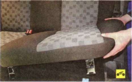 Снятие подушки заднего сиденья из салона Ford Focus 2