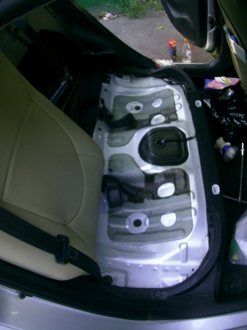 Снять подушку заднего сиденья на автомобиле Hyundai Solaris