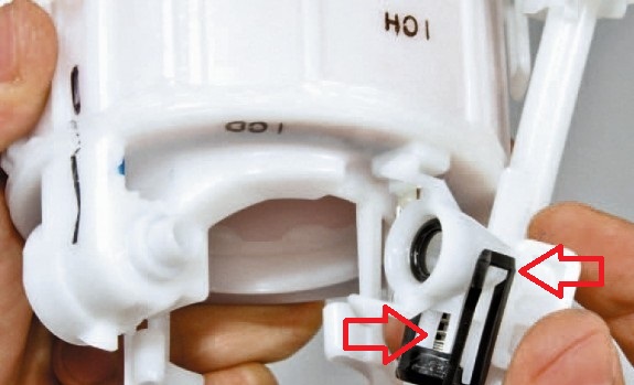 Заменить клапан расположенный в трубке слива топлива на автомобиле Hyundai Solaris