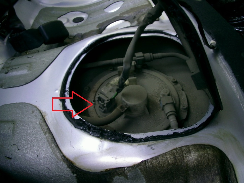 Отключить колодку от разъема крышки топливного модуля на автомобиле Hyundai Solaris