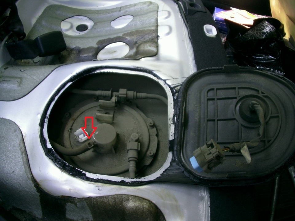 Снять шланг подвода паров топлива со штуцера крышки топливного модуля на автомобиле Hyundai Solaris