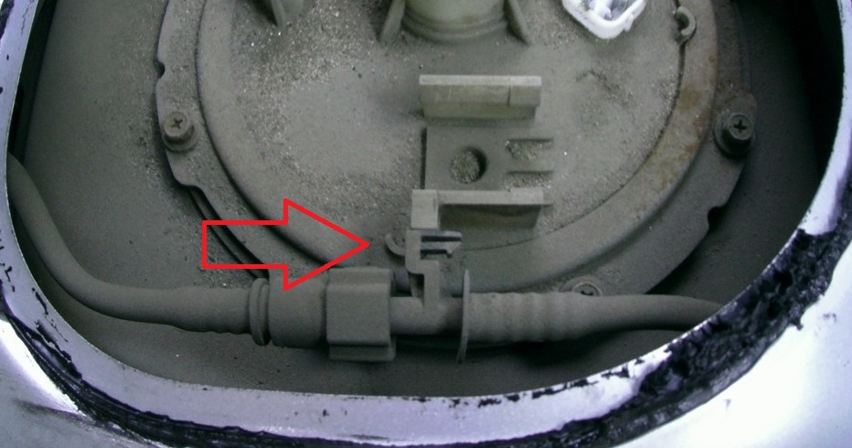 Снять держатель трубки подвода паров топлива к клапану продувки адсорбера из крышки топливного модуля на автомобиле Hyundai Solaris