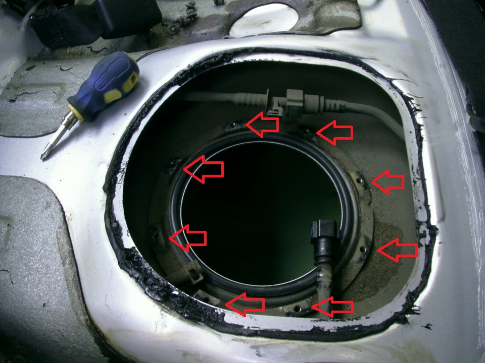 Снять пластину крышки топливного модуля на автомобиле Hyundai Solaris