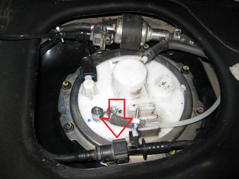 Отсоединить шланг подвода паров топлива к клапану продувки адсорбера на автомобиле Hyundai Solaris