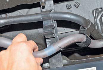 Отсоединить шланг подвода воздуха к адсорберу из пластмассового держателя на автомобиле Hyundai Solaris
